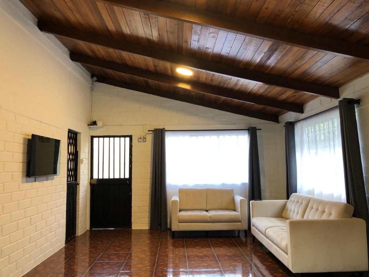 באניוס High-End Holiday Cabin - Tungurahua Hot Springs מראה חיצוני תמונה